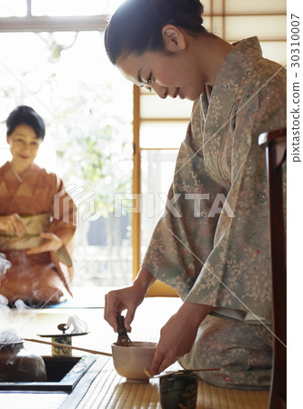 A woman learning a tea ceremony 30310007