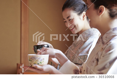 Foreign tourists who experience the tea ceremony 30310008