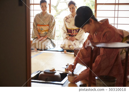 Foreign tourists who experience the tea ceremony Foreign tourists who experience the tea ceremony 30310018