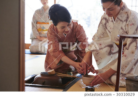 Foreign tourists who experience the tea ceremony 30310029