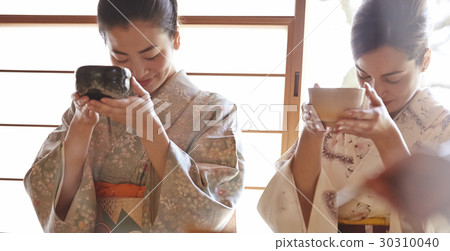 Foreign tourists who experience the tea ceremony Foreign tourists who experience the tea ceremony 30310040