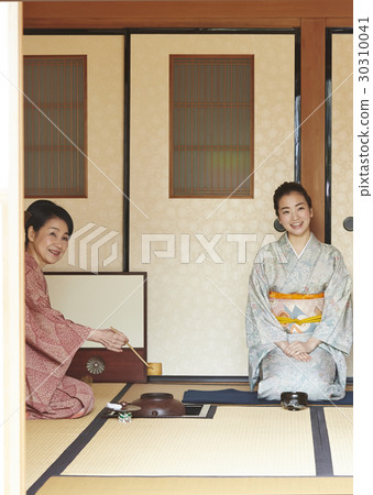 A woman learning a tea ceremony 30310041