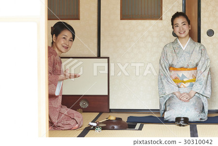 A woman learning a tea ceremony 30310042