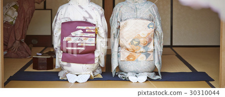 A woman learning a tea ceremony A woman learning a tea ceremony 30310044