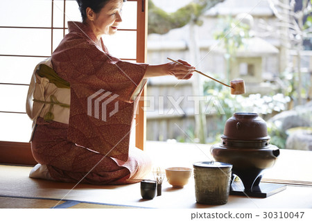 享受茶道的婦女 30310047