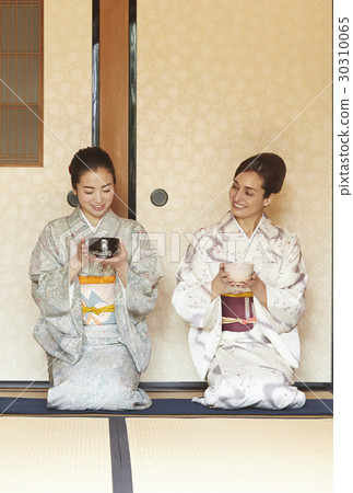 Foreign tourists who experience the tea ceremony 30310065