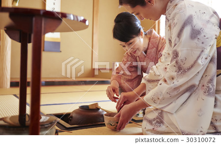 體驗茶道的外國遊客 30310072