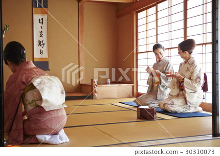 Foreign tourists who experience the tea ceremony 30310073