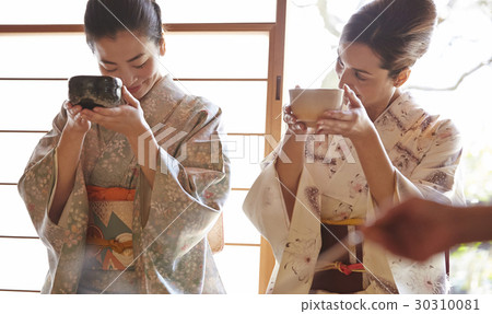 Foreign tourists who experience the tea ceremony Foreign tourists who experience the tea ceremony 30310081