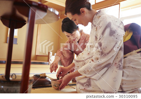 Foreign tourists who experience the tea ceremony 30310095
