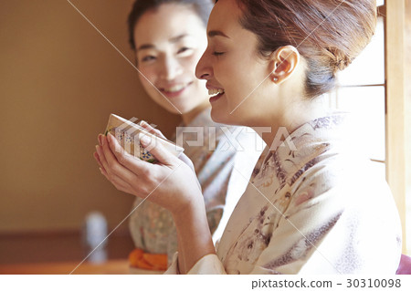 體驗茶道的外國遊客 30310098