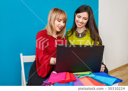 stylist using laptop 30310224