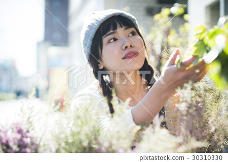 一個女人在花的樹蔭下 30310330