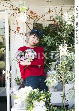 拿著花束的女人 拿著花束的女人 30310470