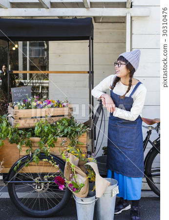 Female clerk in a flower shop 30310476