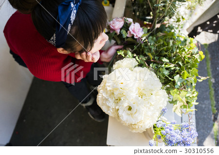 A woman holding a bouquet 30310556