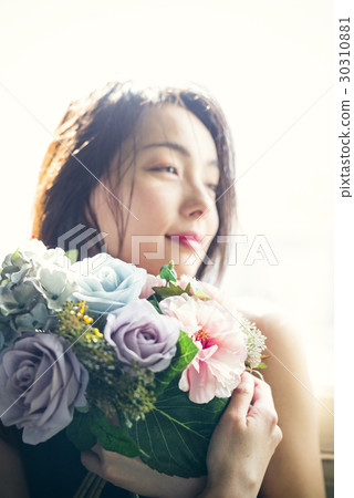 Female portrait with a rose bouquet 30310881