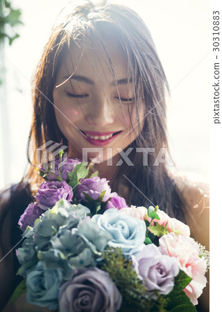 Female portrait with a rose bouquet 30310883