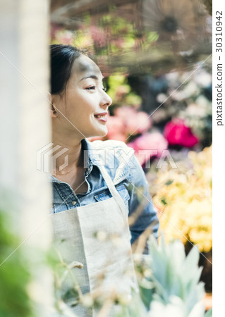 A woman working in a flower shop 30310942