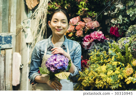 A woman working in a flower shop 30310945