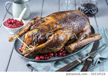 圖庫照片: roast goose with potatoes, apple and quince