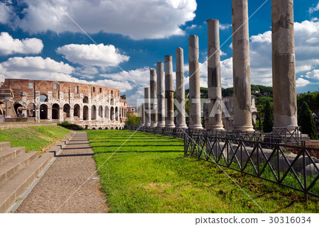 Vew of the Colosseum in Rome, Italy 30316034