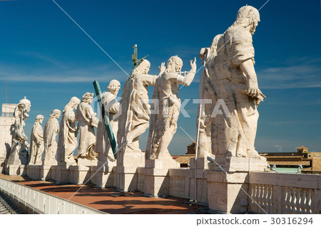 Statues on the roof of St. Peter`s basilica, Rome 30316294