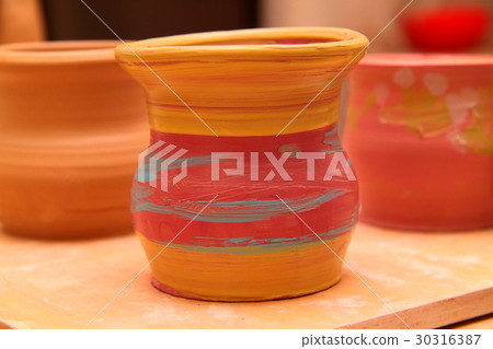 Cay pot painted on a stand 30316387