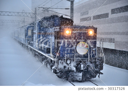 The sleeper express Hamanasu, which is towed by a DD51 diesel locomotive that runs powerfully in heavy snow. 30317326