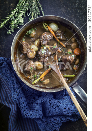 图库照片 boeuf bourguignon in casserole