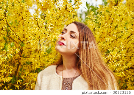 A portrait of woman with flowers 30323136