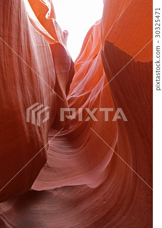 美好的岩層美麗在更低的羚羊峽谷，美國 30325471