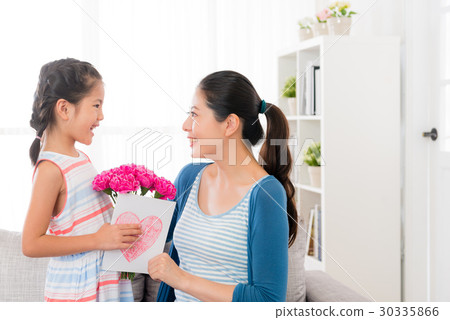 little girl prepare a pink carnation bouquet 30335866