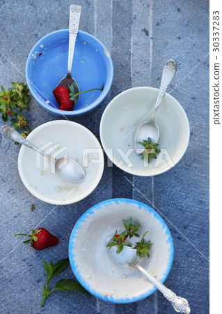 plates after a family breakfast 30337283