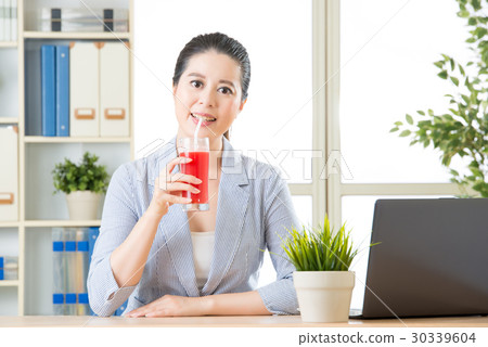 asian business woman enjoy to drinking fresh 30339604
