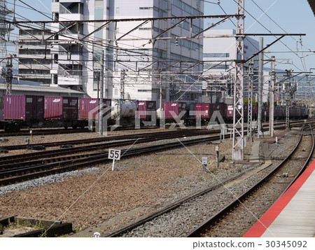 從京都車站向西行駛的貨運列車 30345092
