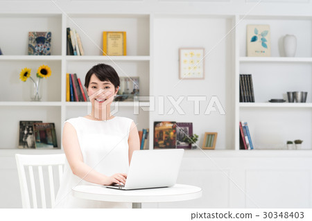 一位年輕女士（個人電腦） 30348403