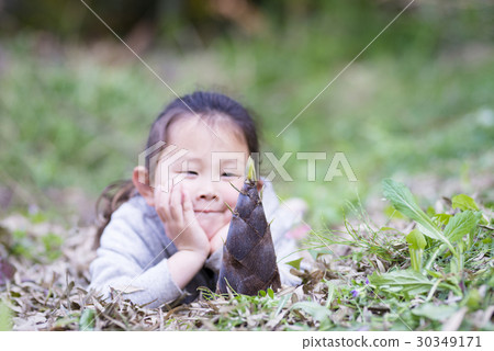 A girl who found a bamboo shoot 30349171