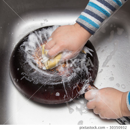 boy washing dishes in the kitchen 30350932