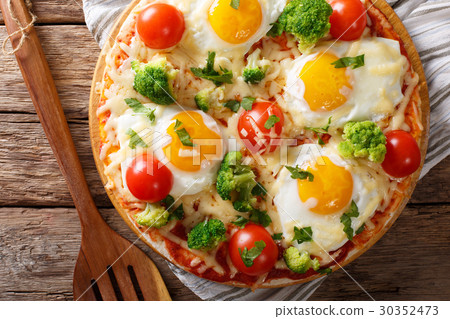 Healthy breakfast pizza with egg, broccoli, tomato Healthy breakfast pizza with egg, broccoli, tomato 30352473