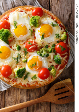 Pizza with eggs, cheese, broccoli, tomatoes 30352476
