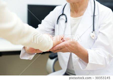 Doctor measuring pulse 30353145