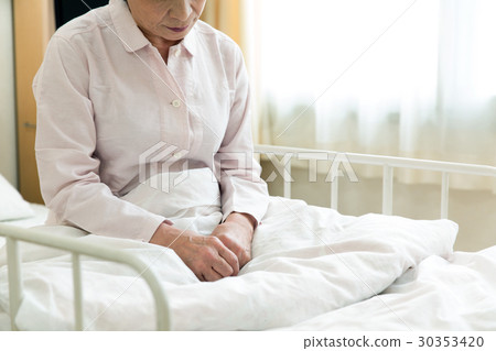 Senior women hospitalized 30353420