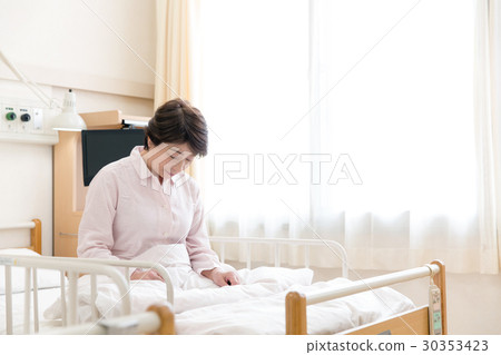 Senior women hospitalized 30353423