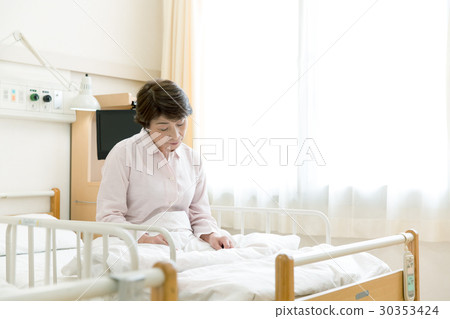 Senior women hospitalized Senior women hospitalized 30353424