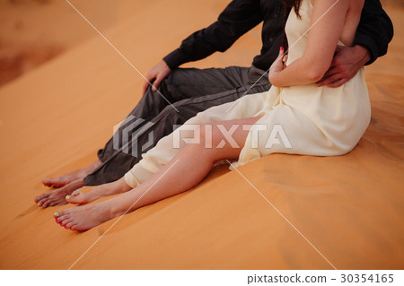 couple travel sand dune 30354165