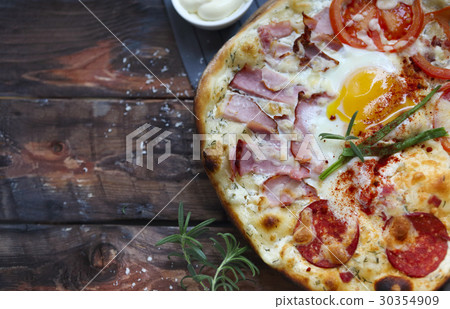 Pizza carbonara with bacon, salami parmesan cheese Pizza carbonara with bacon, salami parmesan cheese 30354909