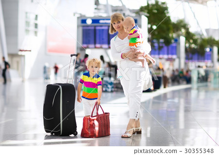 Family at airport before flight 30355348