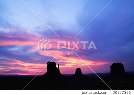 Morning glow in Monument Valley America · Grand Circle Morning glow in Monument Valley America · Grand Circle 30357556