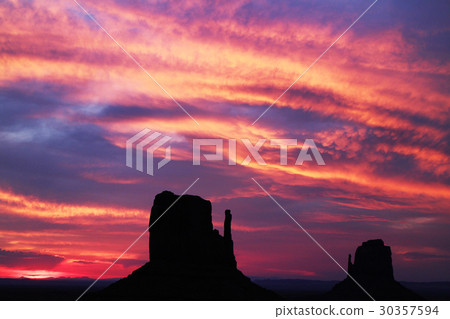 Morning glow in Monument Valley America · Grand Circle 30357594